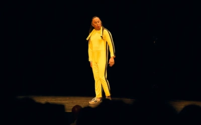 Bô Gaultier de Kermoal et Sacha Ull ont électrisé la salle avec une performance satirique inspirée des arts martiaux, à la fois physique et théâtrale.
